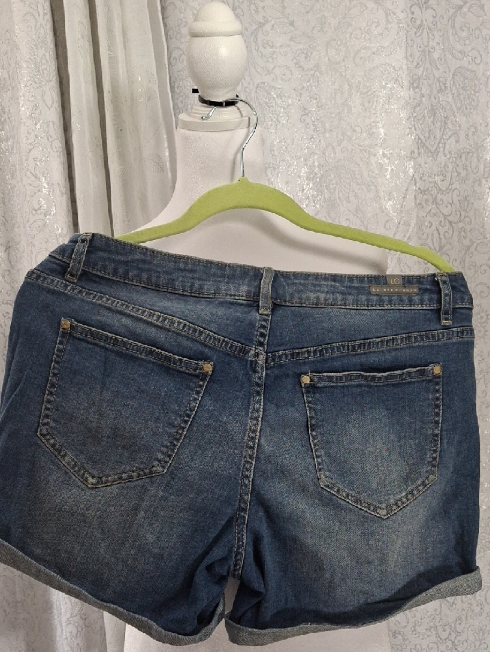 LC Lauren Conrad 8 Rolled Hem Medium Wash Denim Shorts - Picture 3 of 3
